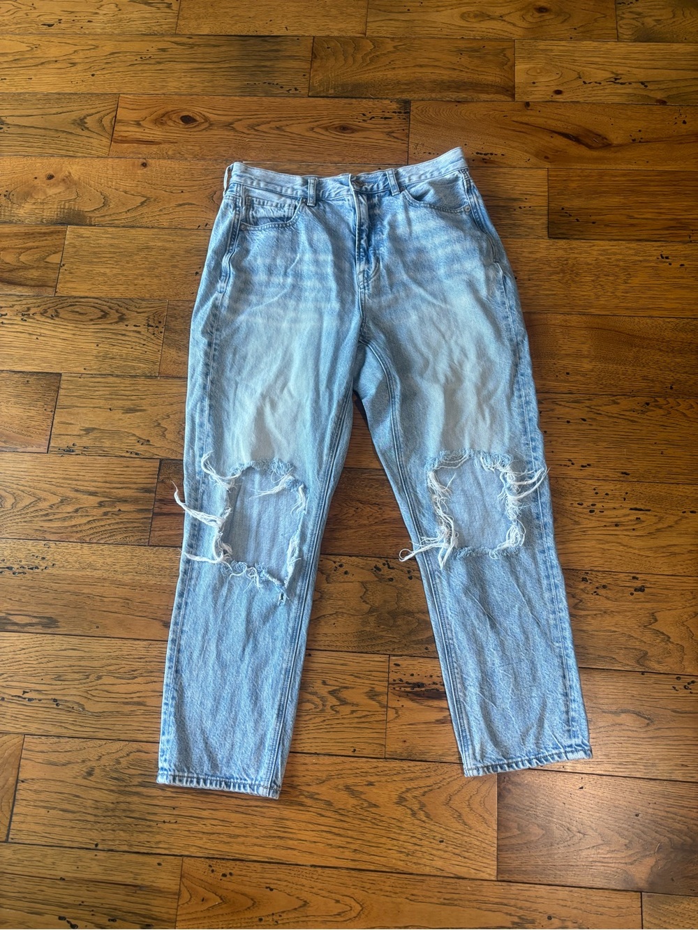 American Eagle Outfitters Light Blue Distressed Women’s Mom Jeans Size 8 Short